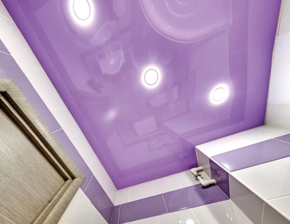 Глянцевый натяжной потолок в ванной 3