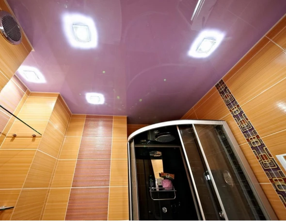 Глянцевый натяжной потолок в ванной 4