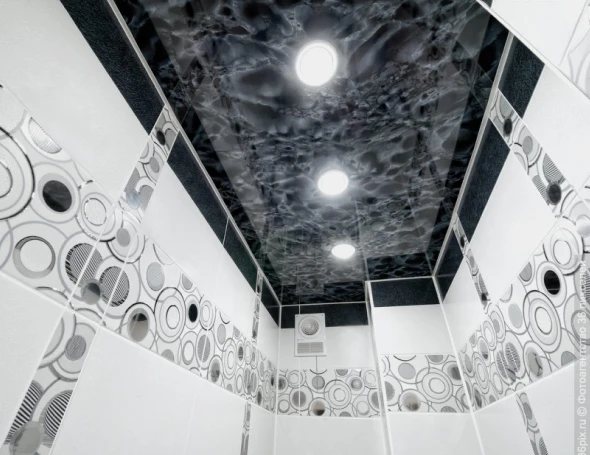 Глянцевый натяжной потолок в ванной 1