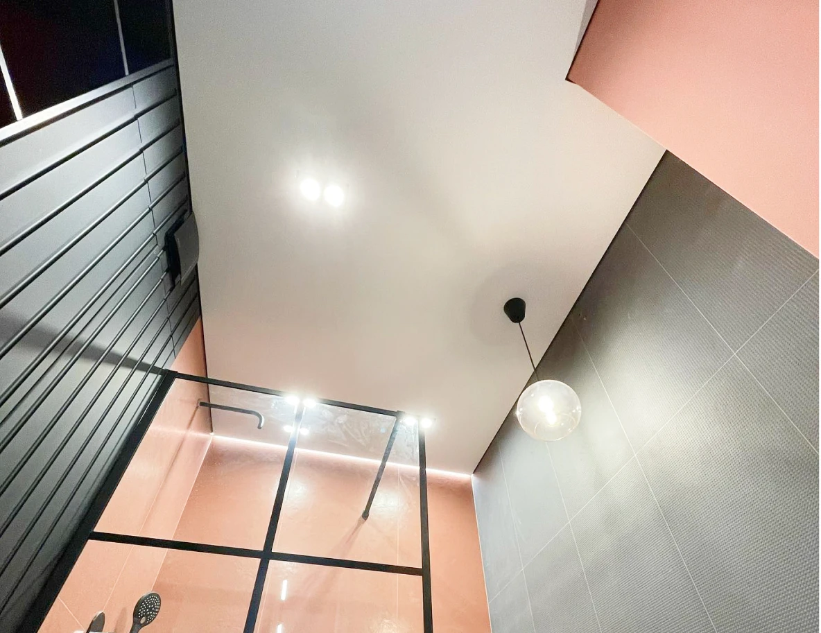 Тканевый натяжной потолок в ванной 2