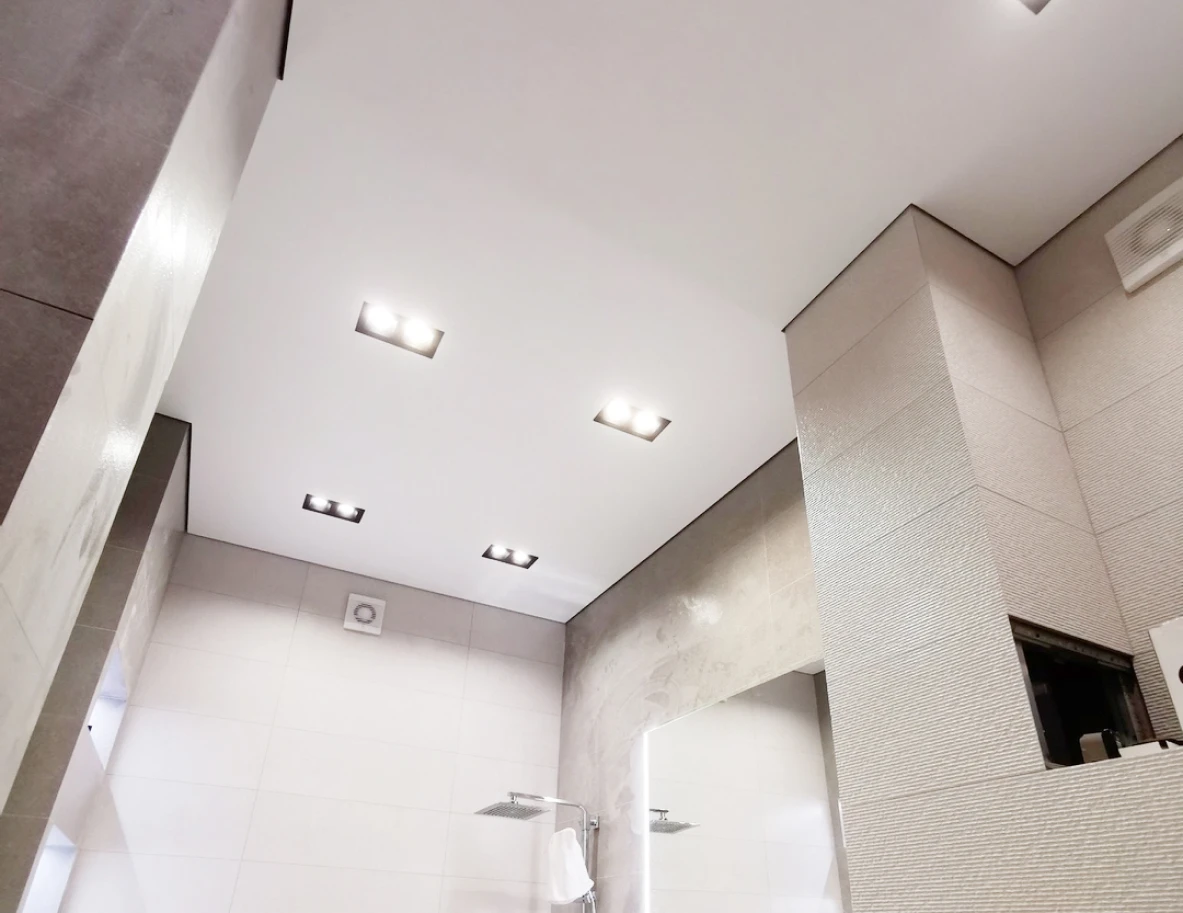 Тканевый натяжной потолок в ванной 3