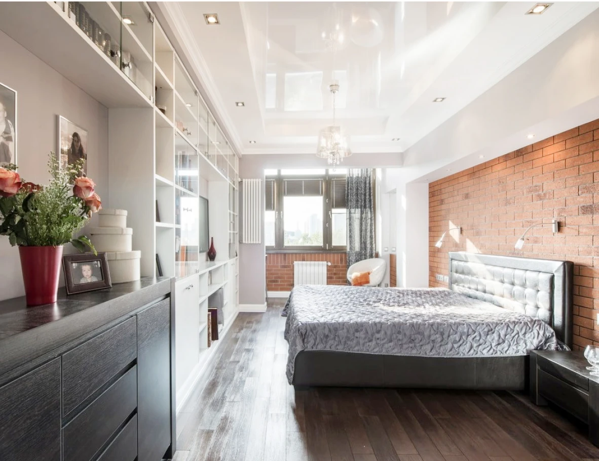 Глянцевый натяжной потолок в спальне 3