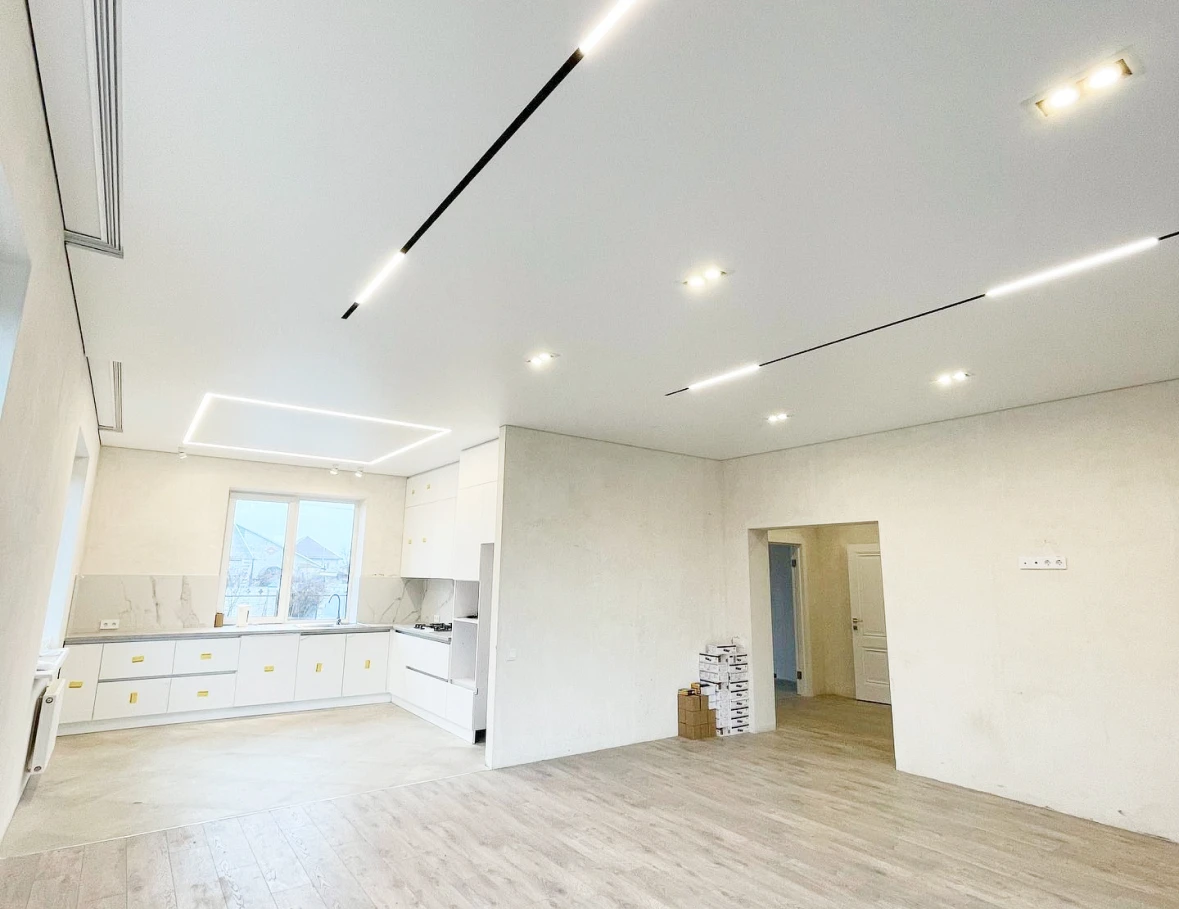 Большой натяжной потолок 0