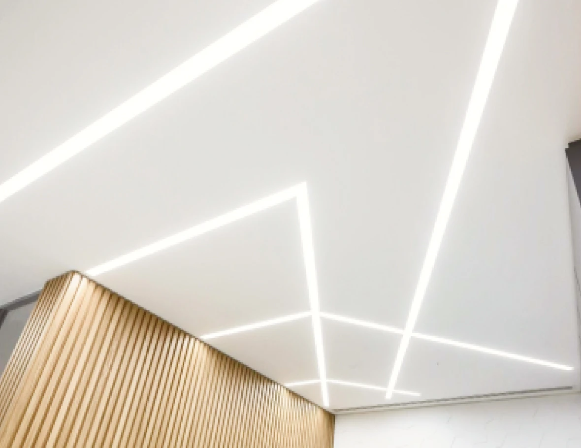 Натяжной потолок в квартире с подсветкой 0