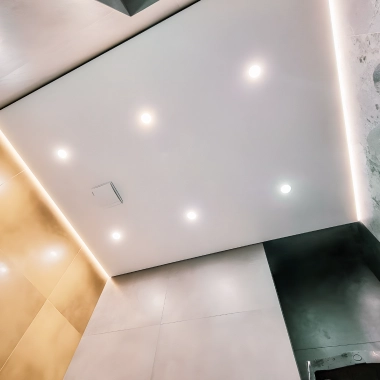 Пример установленного парящего натяжного потолка 5100