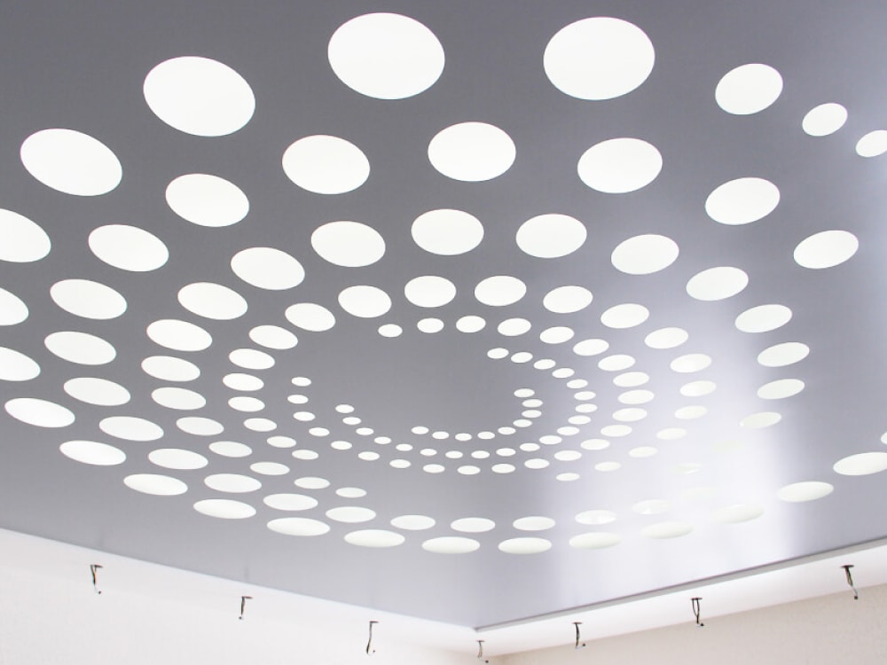 Резной натяжной потолок 10