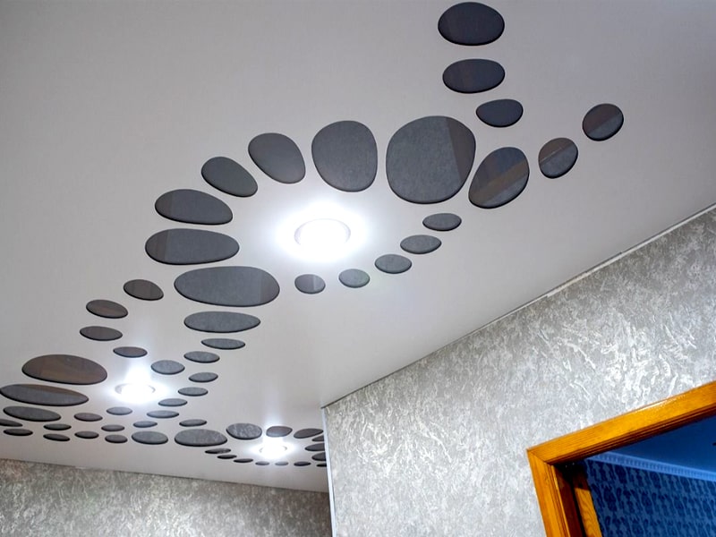 Резной натяжной потолок 17