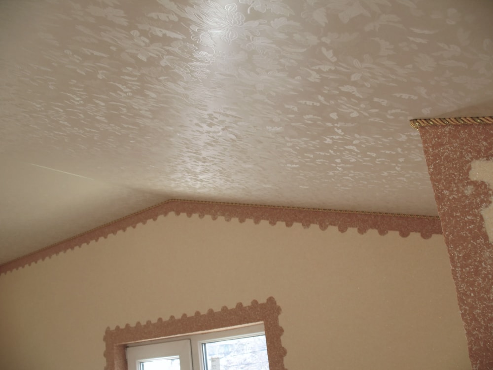 Фактурный натяжной потолок 2