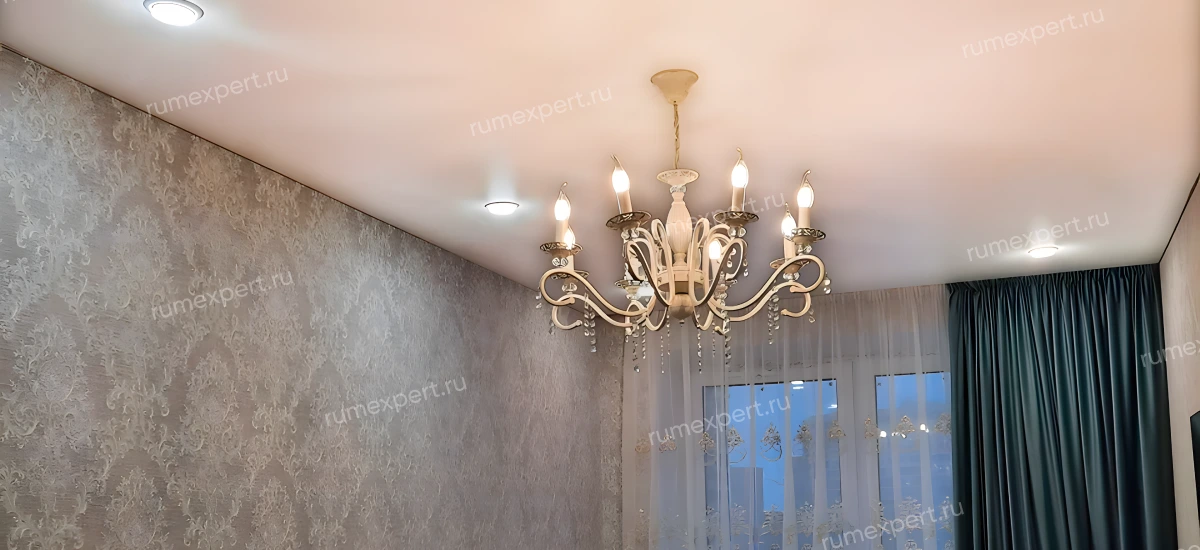 Люстра на натяжном потолке