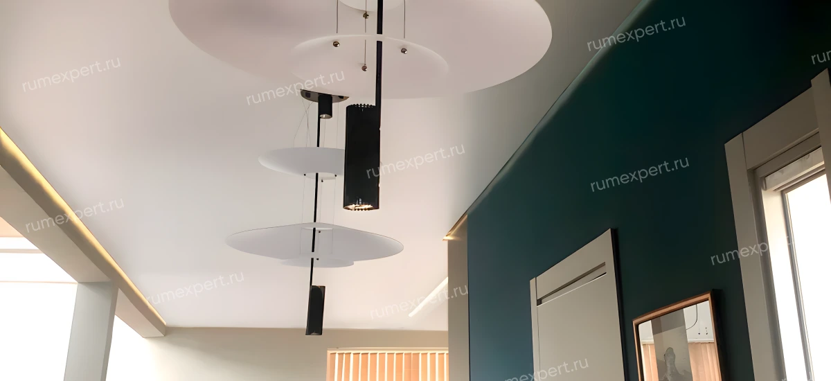 Дизайн натяжного потолка в коридоре