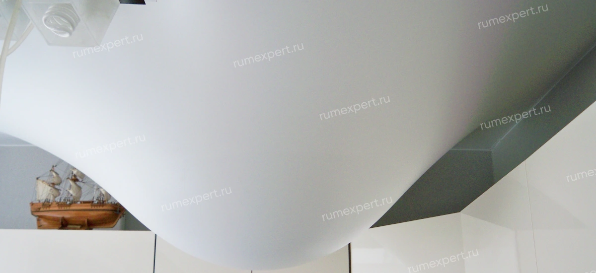 Слив воды с натяжного потолка.