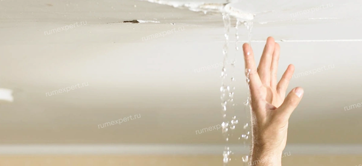 Слив воды с натяжного потолка.