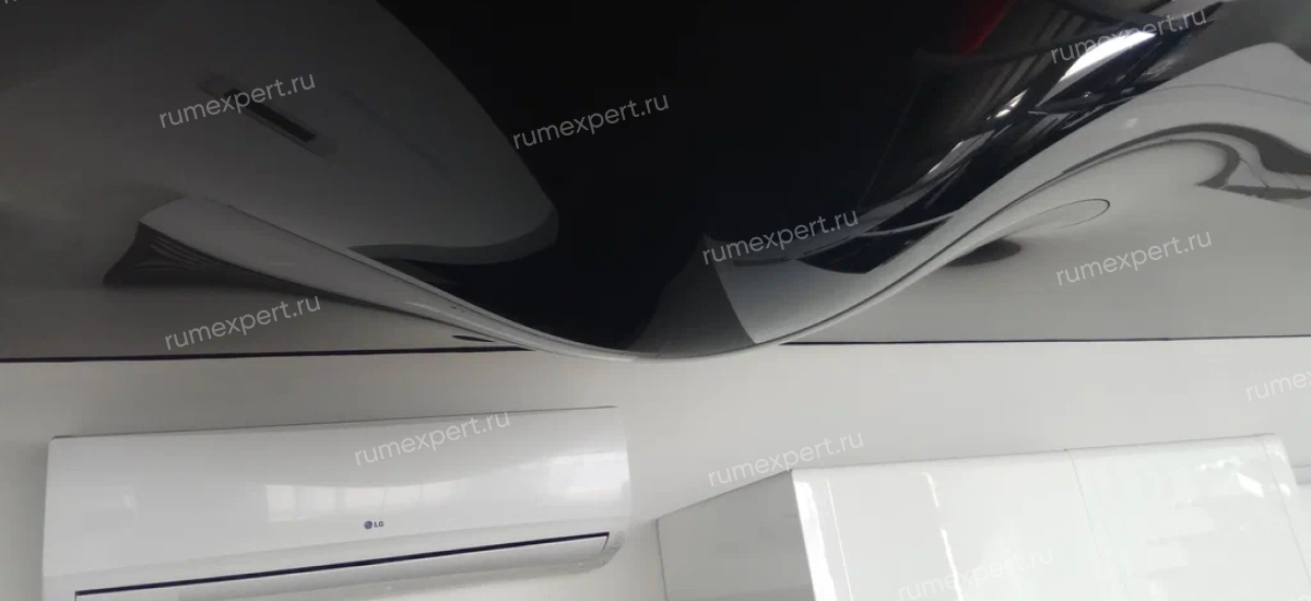 Слив воды с натяжного потолка.