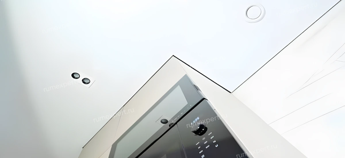 Натяжной потолок на кухне