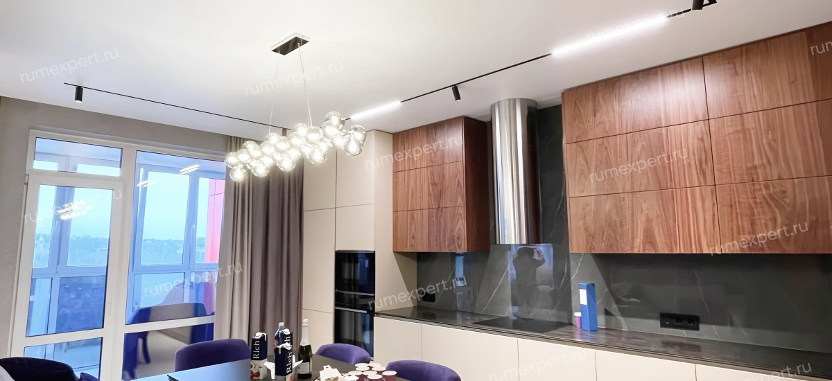 Матовый натяжной потолок на кухне