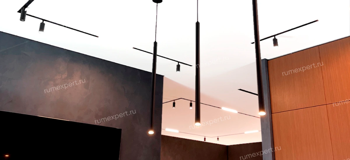 Одноцветный натяжной потолок на кухне