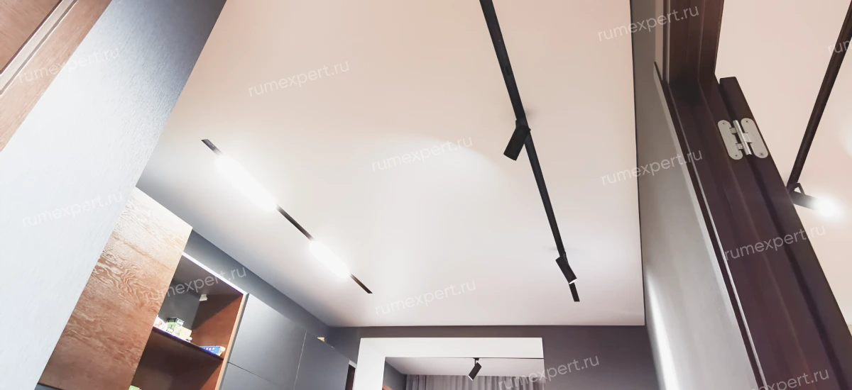 Освещение натяжного потолка в гостиной