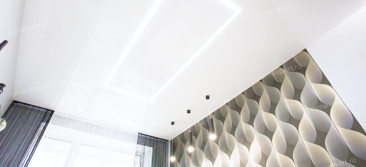 Глянцевый натяжной потолок в зал