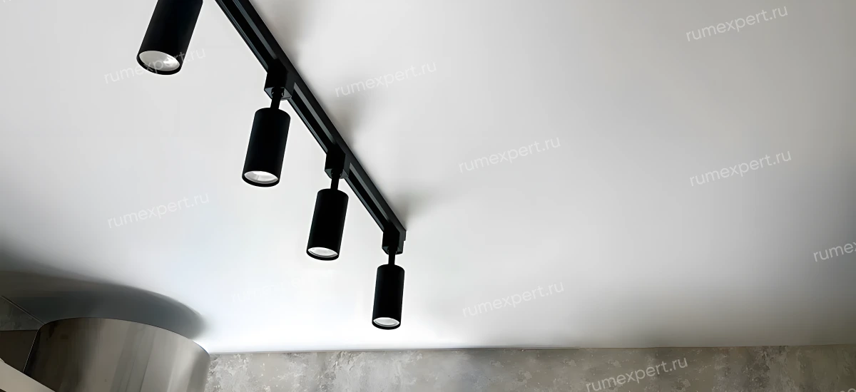 Одноцветный натяжной потолок в зал