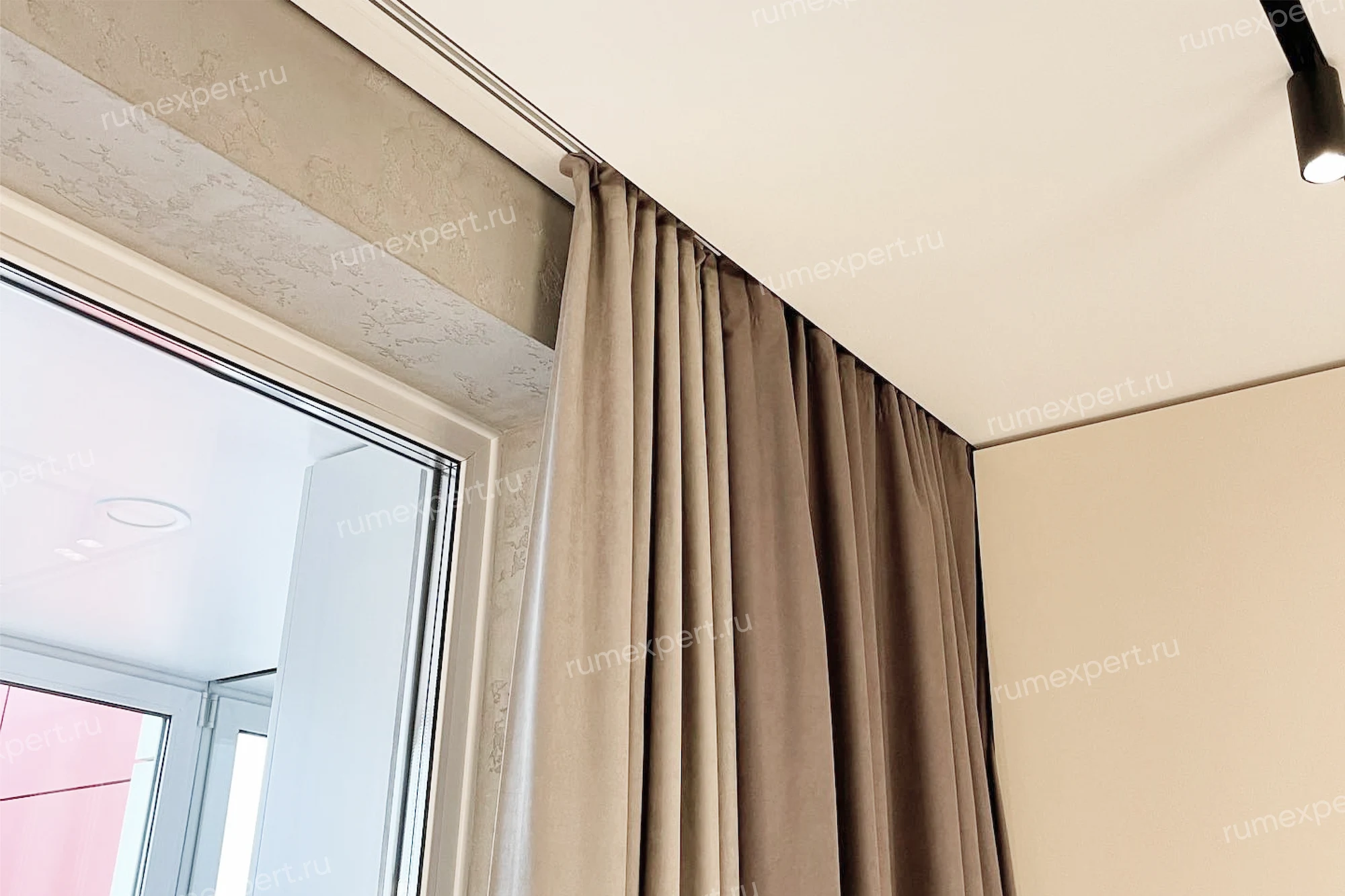 Натяжной потолок на кухне